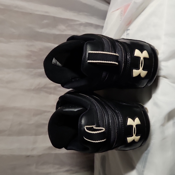 Size 11 under Armour football cleats - Picture 7 of 7